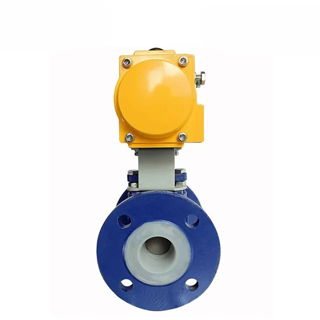 Primo piano della connessione a flangia su valvola a sfera pneumatica rivestita in PTFE con finitura resistente alla corrosione